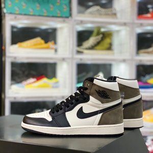 Air Jordan 1 High OG "AJ1 high-top white shoe body, supplemented by suede materi